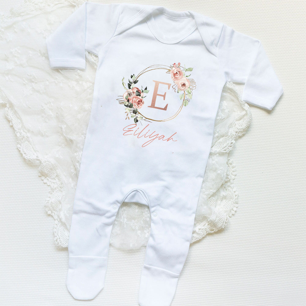 Baby Clothing Names - Gepersonaliseerde babymeisje slaappakje Welkom in de